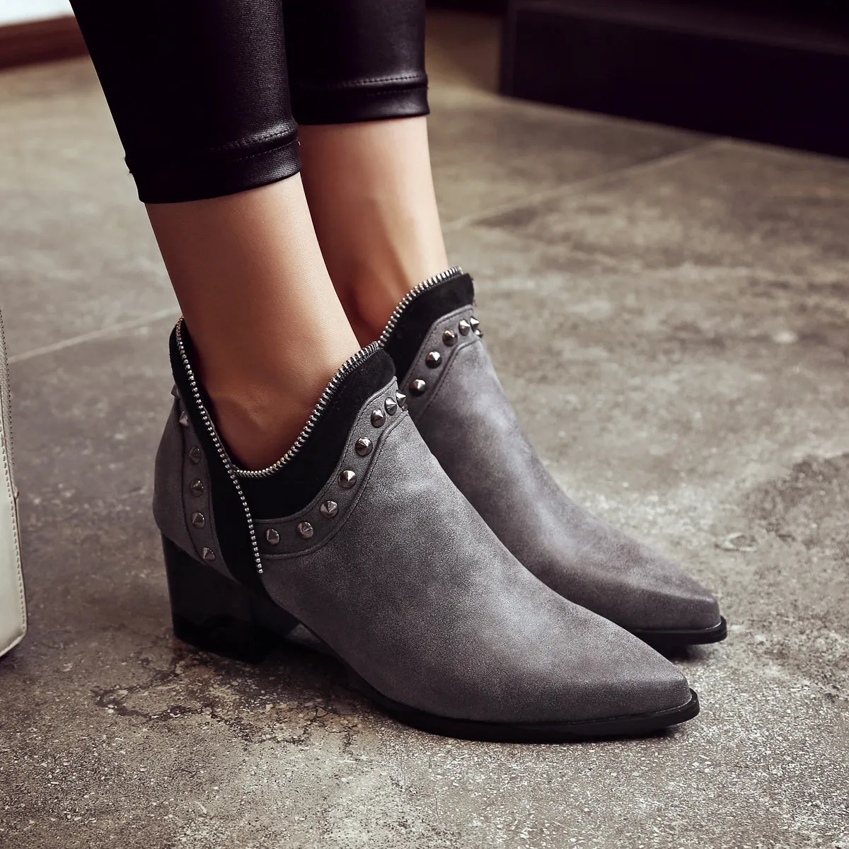 Bigsizeheels Vintage riveted ankle boots with pointed toes - Gray